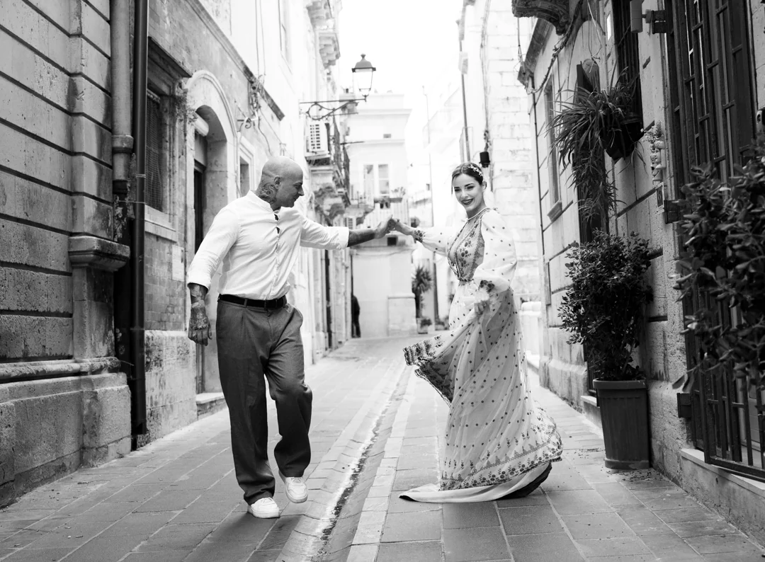 Un passo di danza nei vicoli, in bianco e nero