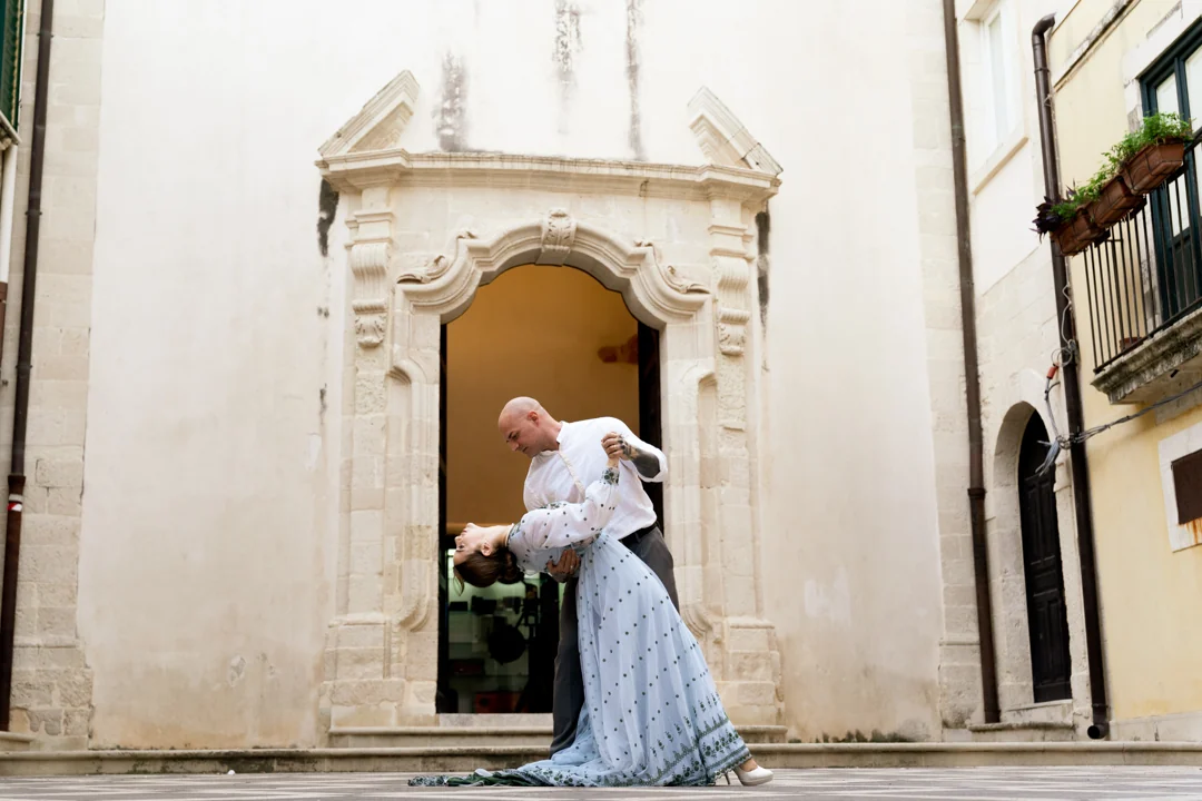 Il casquè davanti a un portale barocco