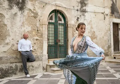 Il vestito che gira in un cortile del centro storico