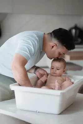 Il battesimo: un bacio sulla testa del bambino