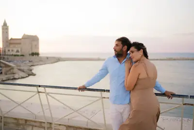 Coppia davanti alla Cattedrale di Trani