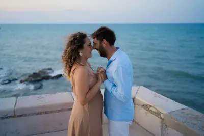 Coppia sul belvedere con il mare alle spalle
